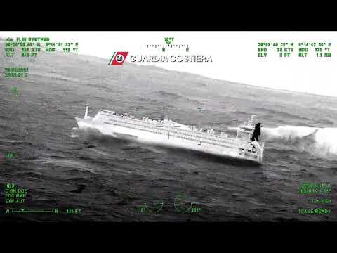 Cargo in avaria tra le onde vicino a Carloforte, rischio naufragio sventato