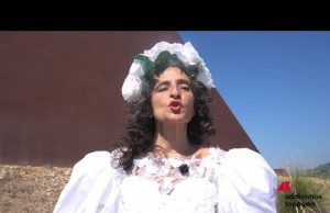 L’artista Carmine Elisa Moschella al Rito della Luce a Fiumara d’Arte: “Antonio Presti è il trait