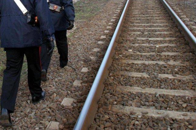 Novara, tre giovani investiti dal treno: un morto e due feriti