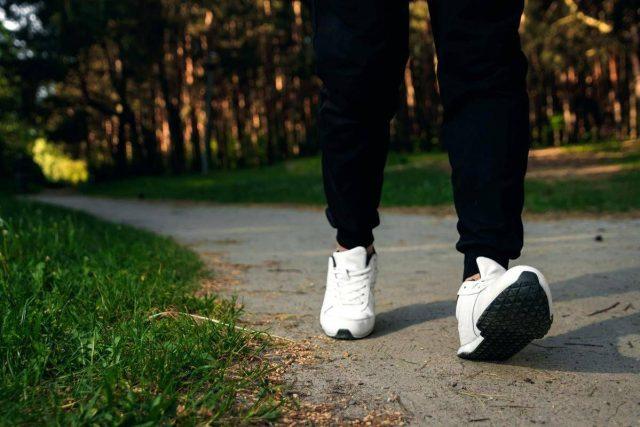 Camminare veloce è una ‘medicina’, lo studio: bastano 15 minuti al giorno