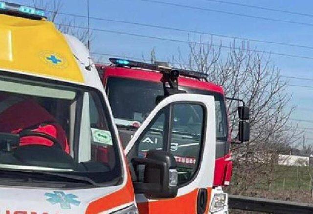 Scontro tra bus pieno di studenti e un’auto ad Arignano, un morto e una ventina di contusi