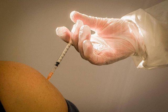 Un unico vaccino anti Covid e influenza, c’è l’ok dell’Ema al farmaco per gli over 50