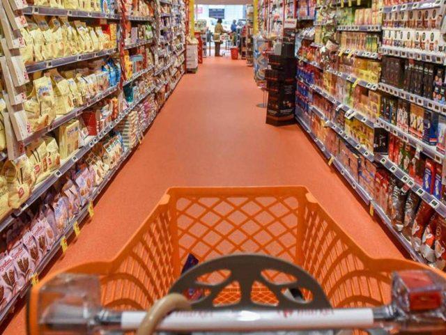 Boom prezzi alimentari, Istat: “Dal 2021 aumentati del 25%”