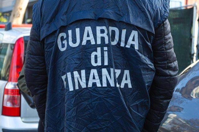 Scoperta maxi truffa nel fotovoltaico, sequestrate criptovalute e 95 conti correnti