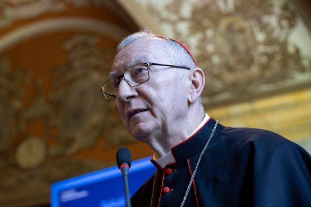 Parolin bacchetta Roccella: “Ad Auschwitz non si va in gita ma per memoria di immane tragedia”