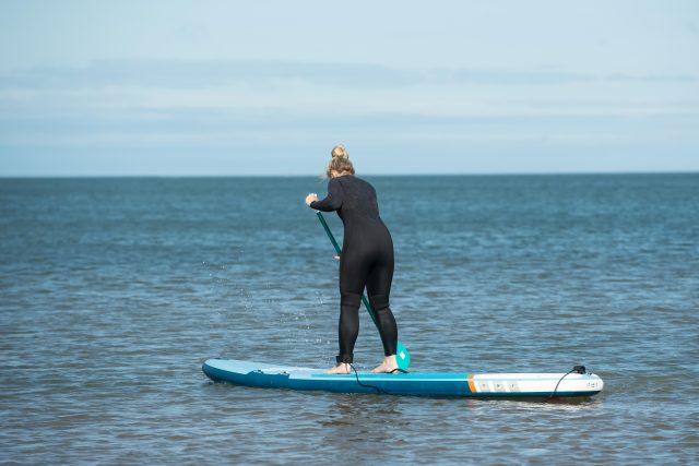 sup mare donna-che-fa-paddleboarding-tutto-campo