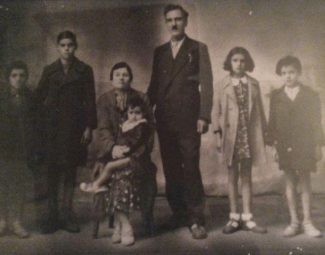 la-famiglia-cittone-con-tutti-i-suoi-componenti-in-una-foto-depoca-sol-cittone-e-la-seconda-da-destra