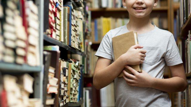 ragazzo-del-primo-piano-fra-gli-scaffali-per-libri