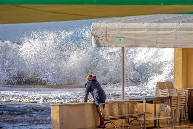 tempesta maltempo pioggia codice giallo allerta Livorno mare mareggiata