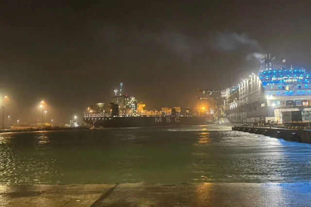 la-nave-che-ha-rotto-gli-ormeggi-foto-livornogramm porto nave ormeggio livorno