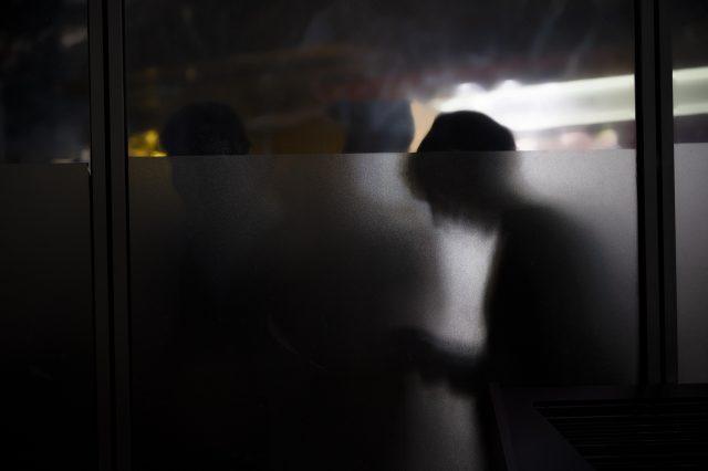 le-misteriose-luci-urbane-dell-estetica-cinematografica stalking, furto, ladro, uomo buio