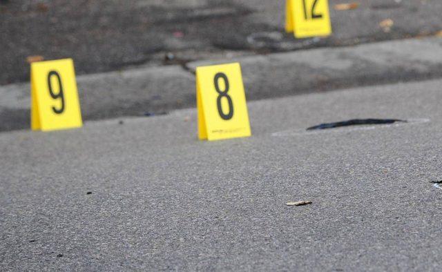Spara tre volte contro la palazzina di fronte, poi si toglie la vita