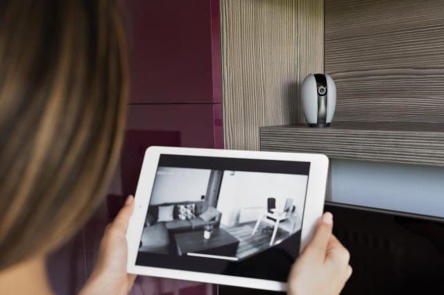 bagno donna-ravvicinata-che-controlla-la-telecamera-di-sicurezza