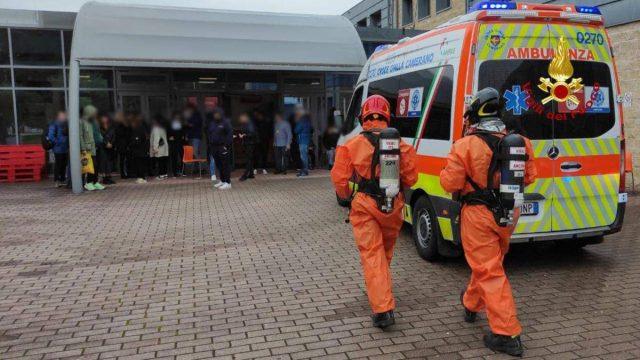 Ancona, scuola evacuata per sostanza urticante nell’aria: tre ragazzi in ospedale