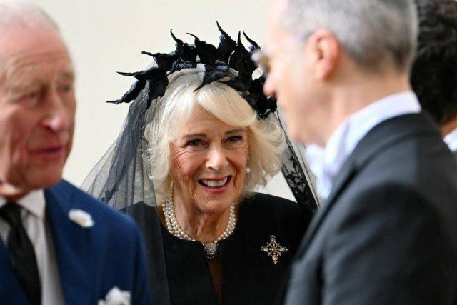 Camilla in nero in Vaticano, il velo firmato Philip Treacy nel segno della tradizione