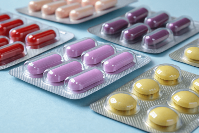 Carenza di antibiotici, lo studio: “Tra le cause aumento costi produzione e calo prezzi”