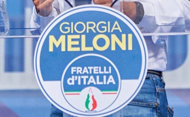 “Cori fascisti in sede FdI a Parma, Meloni condanni”, la richiesta del Pd e la replica