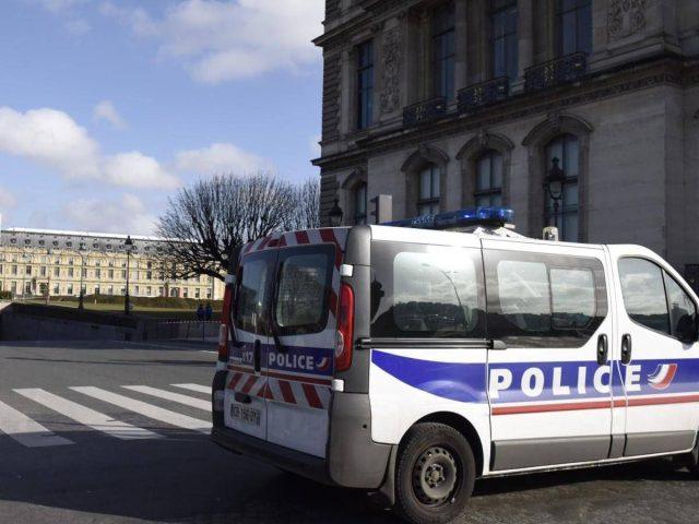 Parigi, rapina al Louvre