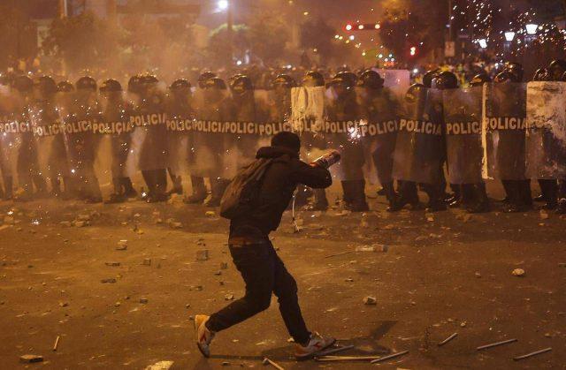 Perù, scontri a Lima dopo manifestazione contro nuovo governo: un morto e oltre 100 feriti