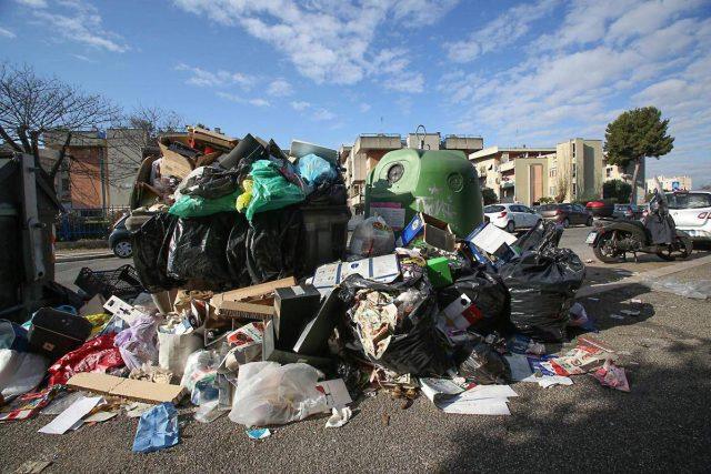 Raccolta differenziata, dalle scarpe allo spazzolino elettrico: errori più comuni