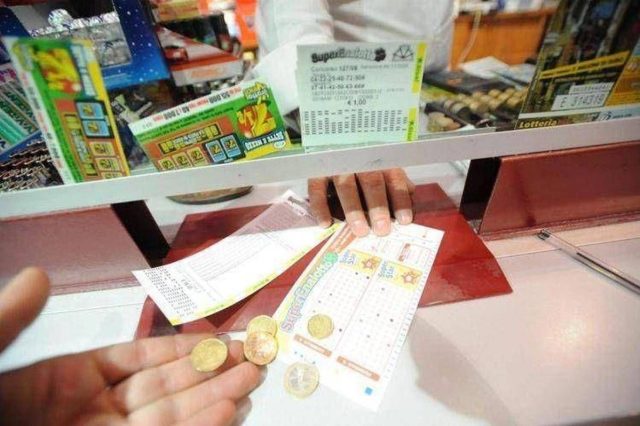 Superenalotto, numeri e combinazione vincente oggi 22 dicembre 2025