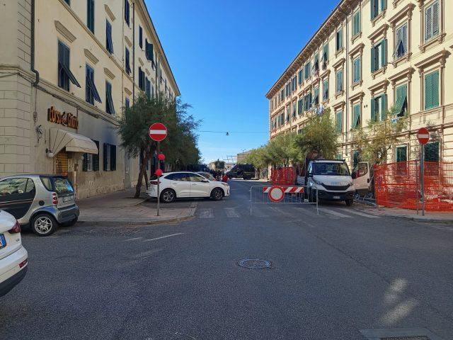città blocchi, polizia carabinieri blindati