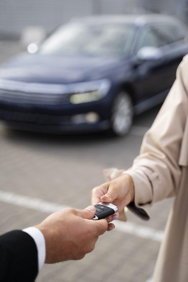 noleggio auto donna-finanziaria-indipendente-che-acquista-un-auto-nuova