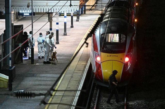 Accoltellamento sul treno, 10 feriti: nove sono in pericolo di vita. Indaga anche antiterrorismo
