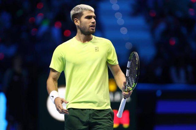 Alcaraz festeggia la Spagna in Coppa Davis. I tifosi lo ‘attaccano’: “Butti così la coppa di Wimbledon?”