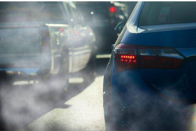 Auto, l’Ue rivede gli obiettivi: dal 2035 -90% emissioni per i nuovi veicoli anziché -100%