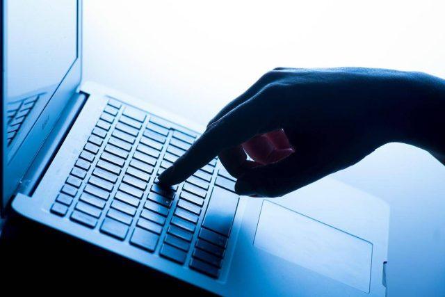 “Finalmente, non mi mancherete”, manda mail di dimissioni ai colleghi e l’azienda lo querela