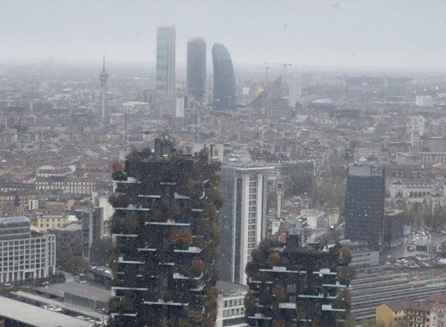 Freddo artico in Lombardia, neve arrivata a Milano