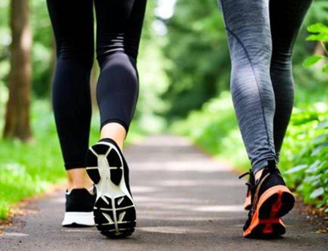 Per camminare bene bisogna seguire 5 regole dalla testa ai piedi