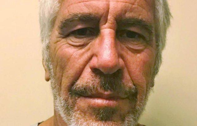 Caso Epstein, diffuse nuove immagini con Trump, Bannon, Clinton e Gates