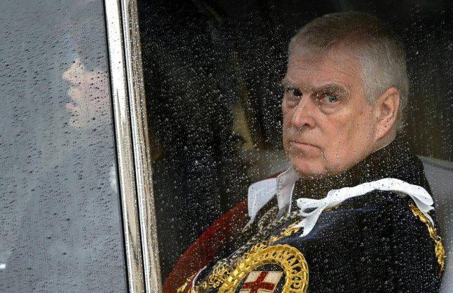 Da eroe militare a simbolo di scandali e isolamento, la storia dell’ex principe Andrea