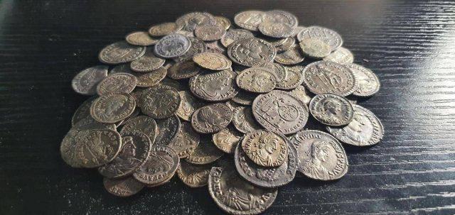 Il tesoro romano scoperto in Francia, decine di migliaia di monete di 1800 anni fa