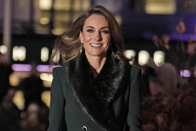 Kate dona l’albero di Natale all’ospedale, dove è stata curata per il cancro