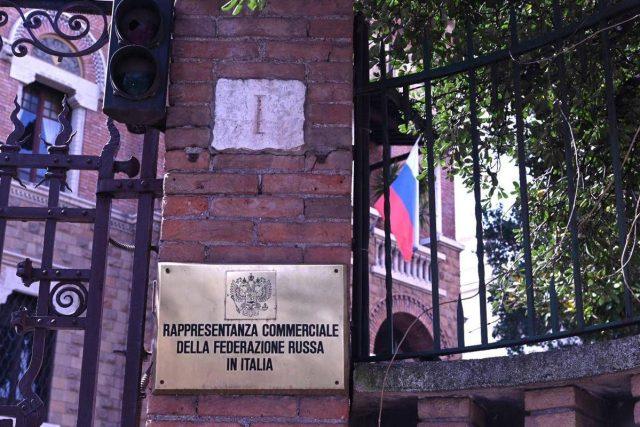 L’ambasciata russa attacca Repubblica e La Stampa: “Megafoni anti Mosca”