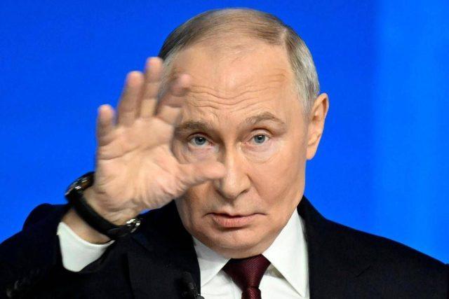 Putin incontra la stampa: “Ucraina si rifiuta di porre fine a guerra con mezzi pacifici”