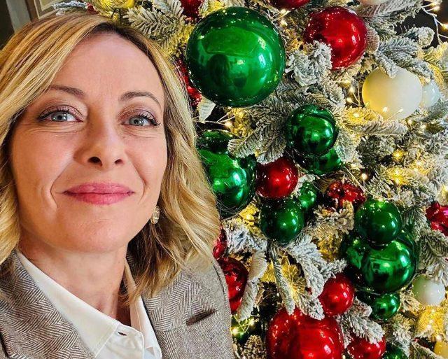 Regalo hi-tech per Meloni, parlamentari doneranno alla premier un ‘super Pc’ per Natale