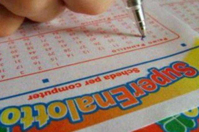 Superenalotto, numeri combinazione vincente oggi 19 febbraio