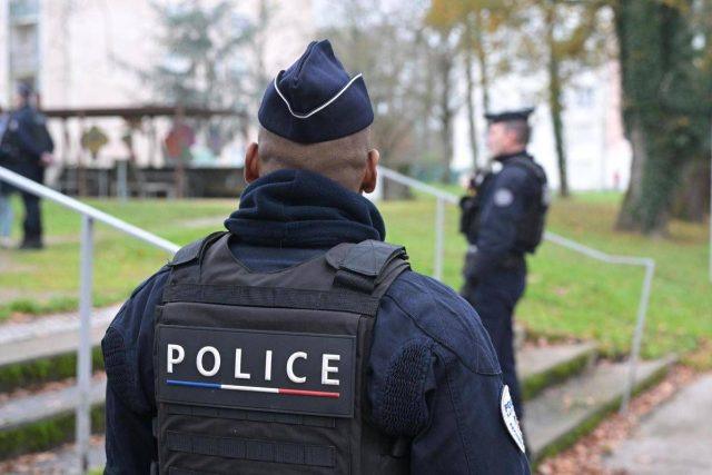 Tre donne accoltellate sulla metro di Parigi. L’aggressore è in fuga