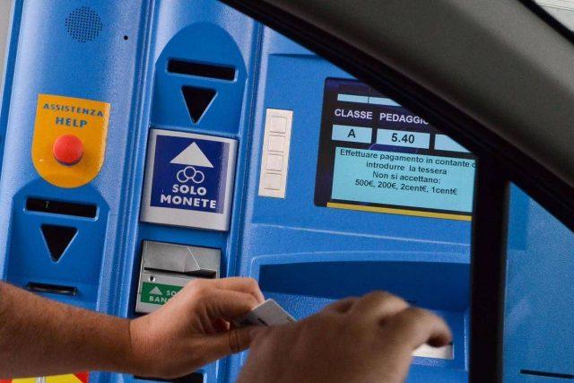 Carburanti, pedaggi, Rc auto: “Aumenti a raffica nel 2026”