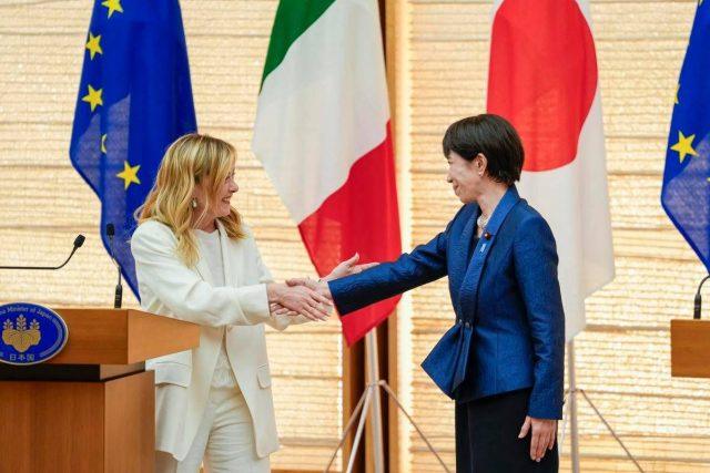 Italia-Giappone, Meloni e le bacchette a tavola: “Takaichi mi ha fatto i complimenti”