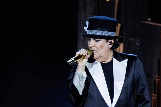 Renato Zero ferma il concerto e abbraccia Enrica Bonaccorti (in platea): la dedica speciale