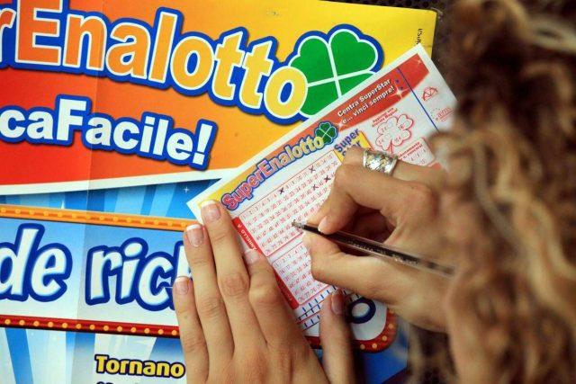 Superenalotto, numeri combinazione vincente oggi 9 gennaio