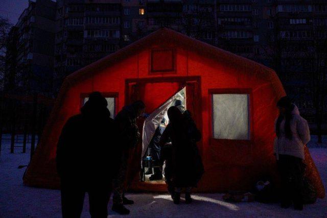 Ucraina, ondata di droni russi su Kiev: proseguono stop a corrente