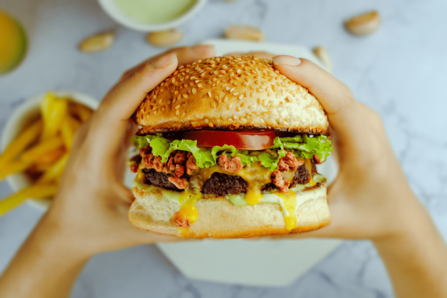 Addio porzioni extra-large nei fast food: pesa caro-vita ma anche girovita