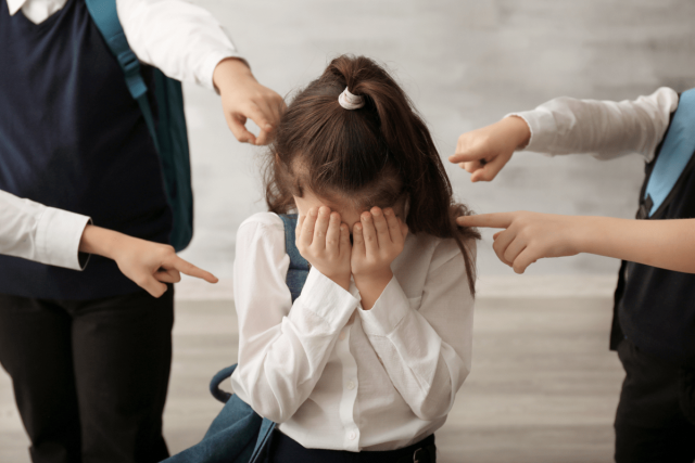 “Bullizza mia nipote”: nonno entra in aula alle elementari e schiaffeggia un bimbo