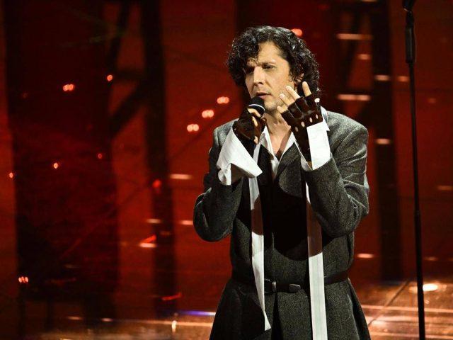 Ermal Meta, bufera social per ‘Stella stellina’ a Sanremo: “Ma non vi vergognate?”